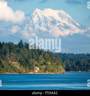 Close-up di Mount Rainier coperta di neve fresca sulla montagna. Puget Sound. Nello stato di Washington. Stati Uniti d'America Foto Stock