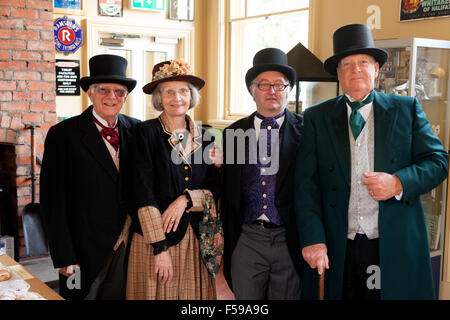 Il 'Amici di Sowerby Bridge Stazione Ferroviaria' celebrazione del 175 anniversario della sua apertura in costume Vittoriano Foto Stock