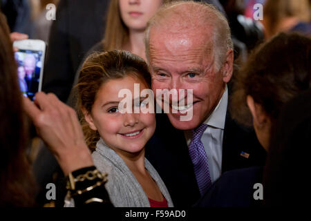 Vice presidente Joe Biden che posano per una selfie con una ragazza - Washington DC, Stati Uniti d'America Foto Stock