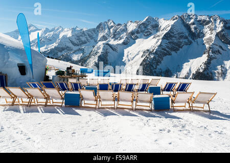 Vuoto sedie a sdraio blu sulla neve in Mayrhofen ski resort, austriaca alp Foto Stock