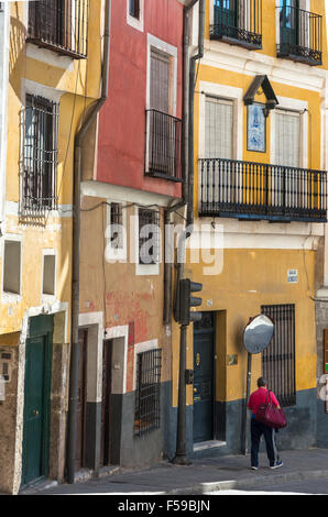 Dipinto luminosamente case in Calle Alfonso VIII a Cuenca, Castilla-la Mancha, Spagna centrale. Foto Stock