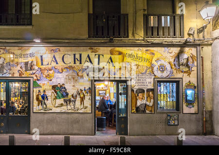 Un tapas bar, La Chata, fortemente decorate con piastrelle in calle de la Cava Baja nel quartiere La Latina trimestre, Madrid, Spagna Foto Stock