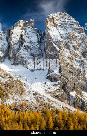 Le Pale di San Martino massiccio in autunno. Bureloni picco. Le Dolomiti del Parco Naturale Paneveggio-Pale di San Martino. Il Trentino. Alpi italiane. Foto Stock