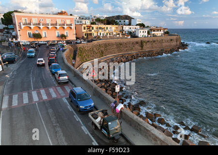 Ischia, Italia - Agosto 16, 2015: strada costiera in Forio di Ischia, una città nella città metropolitana di Napoli, Italia Foto Stock