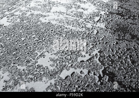 Gocce d'acqua sul bagnato di asfalto nero, trasporto texture di sfondo Foto Stock