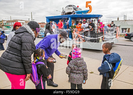 Detroit, Michigan STATI UNITI D'AMERICA. Quartiere degli ufficiali di polizia da Detroit di Quinta Precinct decorato un galleggiante e consegnato candy il giorno prima di Halloween. Credito: Jim West/Alamy Live News Foto Stock