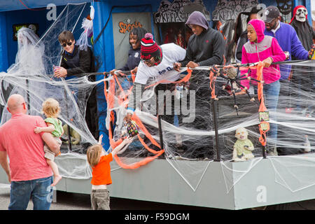 Detroit, Michigan STATI UNITI D'AMERICA. Quartiere degli ufficiali di polizia da Detroit di Quinta Precinct decorato un galleggiante e consegnato candy il giorno prima di Halloween. Credito: Jim West/Alamy Live News Foto Stock