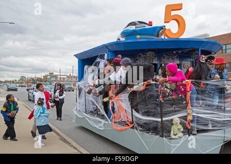 Detroit, Michigan STATI UNITI D'AMERICA. Quartiere degli ufficiali di polizia da Detroit di Quinta Precinct decorato un galleggiante e consegnato candy il giorno prima di Halloween. Credito: Jim West/Alamy Live News Foto Stock