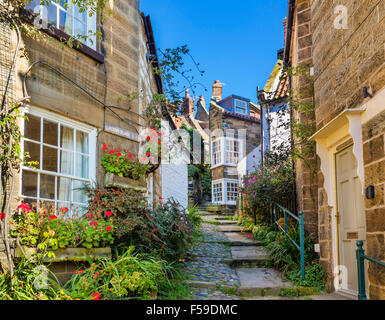 Cottage tipici nel centro del villaggio di Robin Hood's Bay, North Yorkshire, Inghilterra, Regno Unito Foto Stock