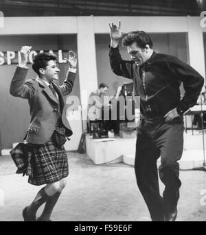 6 - 5 - SPECIALE - BBC musica pop programma nel 1957. Confronta Freddie Mills danze con la cantante scozzese Jackie Dennis a sinistra Foto Stock