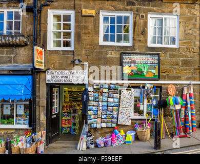 Villaggio Tradizionale general store sulla nuova strada (la strada principale), Robin Hood's Bay, North Yorkshire, Inghilterra, Regno Unito Foto Stock