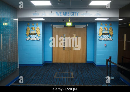 I giocatori in galleria alla Etihad Stadium, casa del Manchester City FC Foto Stock