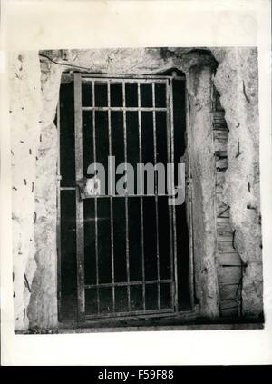 1962 - la prigione di Socrates; a breve distanza dall'Acropoli stabilisce un antica grotta - scavate nel centro di un enorme roccia. Si tratta di una grande stanza quadrata con un'altra camera interna in corrispondenza della parte posteriore. Bloccato un cancello di ferro copre l'ingresso della caverna. Questa è la prigione in cui antichi ateniesi imprigionato Socrate il mondo più famoso filosofo (469-399 b.c) la prigione che è stato riparato e modernizzato nel corso dei secoli si trova in un piccolo bosco dal quale una meravigliosa vista sull'Acropoli è ottenuto. La foto mostra l'entrata del carcere è chiuso da un bloccato cancello di ferro. (Credito immagine: Foto Stock