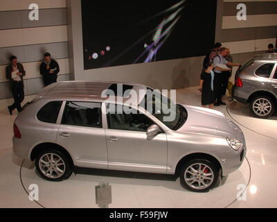 Porsche Cayenne svelata al 73Motorshow di Ginevra 2003 per il suo lancio globale Foto Stock