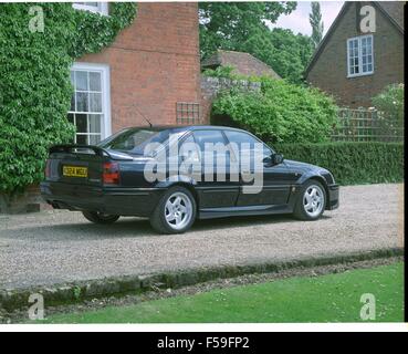 Vauxhall Lotus Carlton noto anche come Opel Omega in Europa - mostrato in verde imperiale che era il solo colore a scelta - che mostra la parte posteriore e laterale Foto Stock