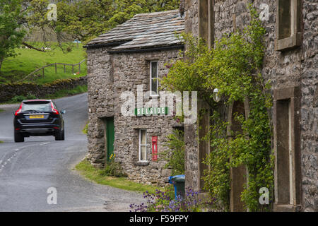 Auto passa tradizionale, costruita in pietra, cottage stradale (nome Sign & post box) - pittoresco borgo di Selside, Yorkshire Dales National Park England Regno Unito. Foto Stock