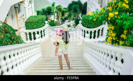 Bella famiglia godendo di una splendida vista. Foto Stock