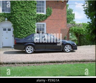 Vauxhall Lotus Carlton noto anche come Opel Omega in Europa - mostrato in verde imperiale che era il solo colore a scelta - Mostra profilo laterale vista Foto Stock