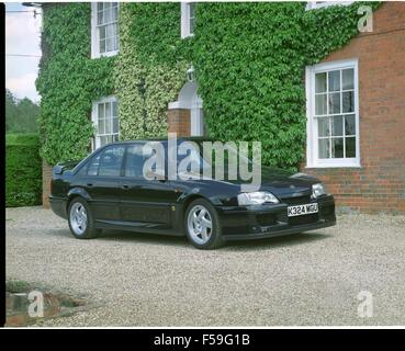 Vauxhall Lotus Carlton noto anche come Opel Omega in Europa - mostrato in verde imperiale che era il solo colore a scelta - mostra vista frontale Foto Stock