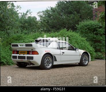 Ford RS200 / RS 200 auto da strada in diamante bianco - metà propulsori auto sportive degli anni Ottanta - mostra laterale e posteriore Foto Stock