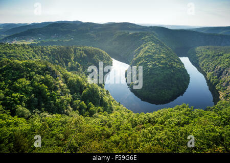 Tramonto su un fiume Vltava meandro nella Boemia centrale, nei pressi di Praga, Repubblica Ceca Foto Stock