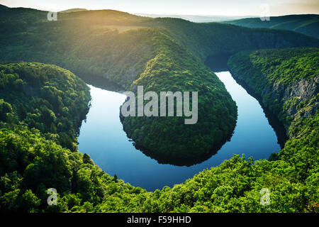 Tramonto su un fiume Vltava meandro nella Boemia centrale, nei pressi di Praga, Repubblica Ceca Foto Stock