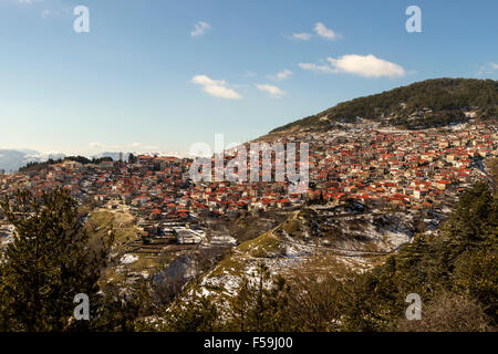 Il pittoresco villaggio di Livadi, nella Grecia centrale, è situato ai piedi del famoso monte Olimpo. Foto Stock
