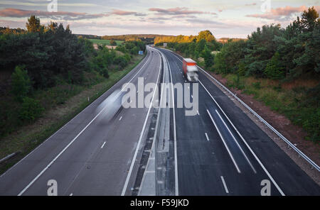 Veicoli in movimento su British autostrada M54 Foto Stock