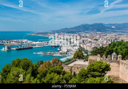 Spagna, Andalusia, provincia di Malaga, Malaga città, vista del porto di Malaga da fortificazioni di Gibralfaro Foto Stock