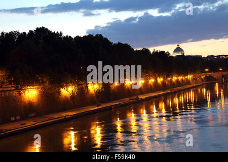 Il tramonto di fronte al fiume Tevere a Roma guardando verso la Cattedrale di San Pietro Foto Stock