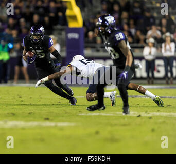 Fort Worth, Texas, Stati Uniti d'America. 29 ott 2015. wide receiver Jaelan Austin (15) della TCU cornuto rane corre per evitare di affrontare il tentativo da parte di linebacker Sean Walters (13) del West Virginia alpinisti durante il NCAA Football gioco tra il West Virginia alpinisti e TCU cornuto rane a Amon Carter Stadium di Fort Worth, Texas. JP Waldron/Cal Sport Media/Alamy Live News Foto Stock