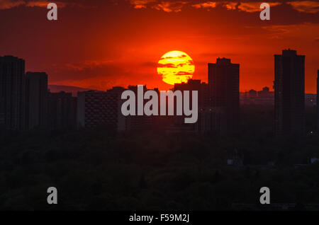 Tramonto e nuvole cielo sopra Etobicoke, Toronto, Canada Foto Stock