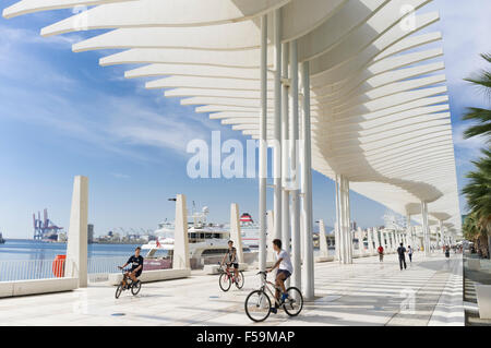 I ciclisti a El Palmeral de las Sorpresas lungomare del porto di Malaga, Spagna Foto Stock