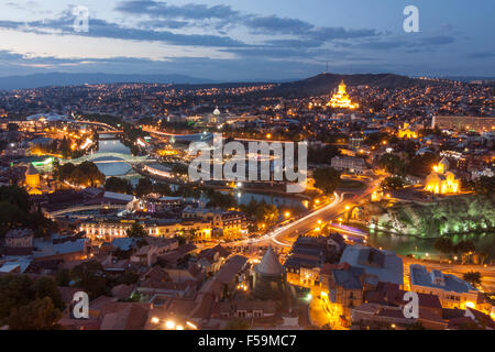 Panoramica del centro storico di Tibilisi al crepuscolo. La Georgia Foto Stock