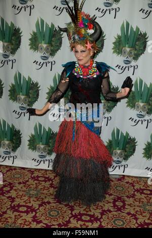 New York, NY, STATI UNITI D'AMERICA. 30 ott 2015. Bette Midler presso gli arrivi per New York Progetto di restauro il ventesimo anniversario Hulaween partito, il Waldorf-Astoria, New York, NY Ottobre 30, 2015. Credito: Lev Radin/Everett raccolta/Alamy Live News Foto Stock