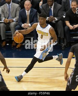 Denver, Colorado, Stati Uniti d'America. 30 ott 2015. Pepite EMMANUEL MUDIAY si prepara a fare una corsa in corrispondenza del cestello durante la 2a metà presso il Pepsi Center Ven notte. Le Pepite perdono per i Timberwolves 95-78. Credito: Hector Acevedo/ZUMA filo/Alamy Live News Foto Stock