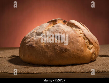 Filone di freschi fatti in casa di pasta acida pane sul tavolo di legno Foto Stock