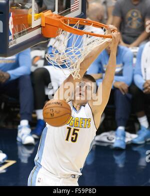 Denver, Colorado, Stati Uniti d'America. 30 ott 2015. Pepite NIKOLA JOKIC schiacciate la sfera per il suo team durante la 2a metà presso il Pepsi Center Ven notte. Le Pepite perdono per i Timberwolves 95-78. Credito: Hector Acevedo/ZUMA filo/Alamy Live News Foto Stock