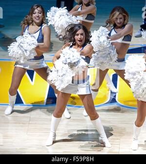 Denver, Colorado, Stati Uniti d'America. 30 ott 2015. Denver Nuggets ballerini intrattenere il pubblico prima di iniziare il gioco al Centro Pepsi Ven notte. Le Pepite perdono per i Timberwolves 95-78. Credito: Hector Acevedo/ZUMA filo/Alamy Live News Foto Stock