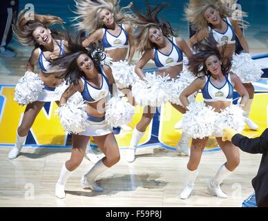 Denver, Colorado, Stati Uniti d'America. 30 ott 2015. Denver Nuggets ballerini intrattenere il pubblico prima di iniziare il gioco al Centro Pepsi Ven notte. Le Pepite perdono per i Timberwolves 95-78. Credito: Hector Acevedo/ZUMA filo/Alamy Live News Foto Stock