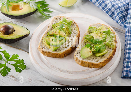 Panini sani con avocado e erbe aromatiche. Messa a fuoco selettiva Foto Stock