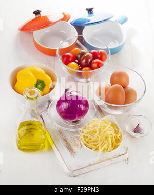Ingredienti per una sana prima colazione. Uova e verdure Foto Stock
