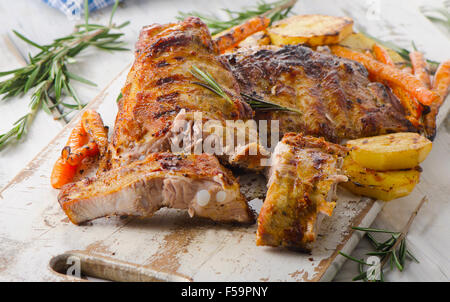 Grigliata di costolette di maiale sul tagliere di legno. Messa a fuoco selettiva Foto Stock