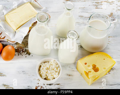 Prodotti lattiero-caseari su un bianco tavolo di legno. Vista superiore Foto Stock