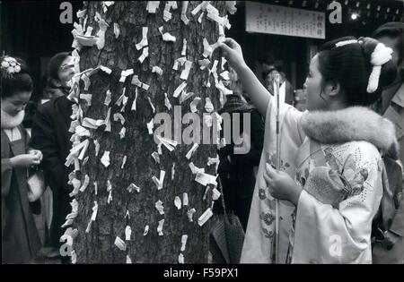 1972 - Giapponese Nuovo Anno ''Fortune'' alberi; è un nuovo anno tradizione in Giappone per visitare un tempio per acquistare una carta che mostra qual è il futuro. Se se contiene la buona fortuna, la carta viene prelevata a casa e conservato con cura. Ma se la notizia non è così buona che la carta è fissato alla parete del tempio o a un vicino ad albero o bush. Questa immagine mostra centinaia di fortune paper imperniata alle boccole al Tempio di Meiji in Tokyo. Il santuario è uno del Giappone del luogo di luoghi di culto ed è stato visitato da più di un milione di persone durante la settimana di capodanno. In aggiunta al pinning up t Foto Stock