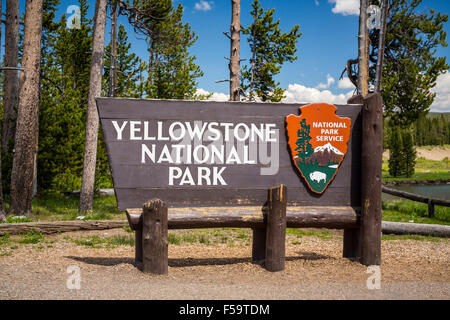 Il Parco Nazionale di Yellowstone ingresso sud segno, Wyoming negli Stati Uniti. Foto Stock