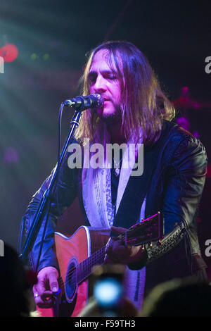 Asbury Park, New Jersey. 30 ott 2015. Matt O'Ree ritorna a casa per eseguire allo Stone Pony di Asbury Park, New Jersey . Matt ha recentemente entrato a far parte del gruppo rock Bon Jovi come il nuovo chitarrista. Credito: Kostas Lymperopoulos/ CSM/Alamy Live News Foto Stock