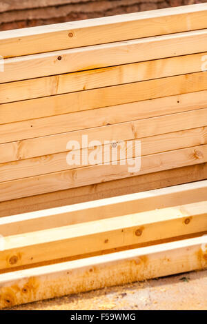 La costruzione di una nuova casa in legno. Telaio di travi close up Foto Stock