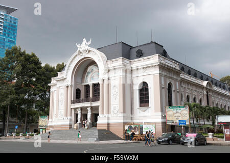 Teatro Comunale di Ho Chi Minh City, noto anche come Saigon Opera House, fu costruita dai francesi nel 1897. Il Vietnam. Foto Stock