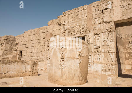 Colonne nell'antico tempio egizio di Medinat Habu a Luxor con sculture in geroglifico Foto Stock